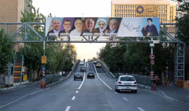 Chân dung bốn ứng viên tổng thống Iran trên một con phố ở thủ đô Tehran, ngày 17/6.