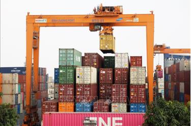 Xe container chở hàng hóa xuất nhập khẩu đến cảng Bình Dương, TP Dĩ An, tỉnh Bình Dương.