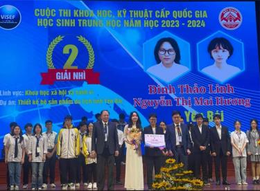 Hai em Đinh Thảo Linh, lớp 11D4 và em Nguyễn Thị Mai Hương, lớp 12D6, Trường THPT Nguyễn Huệ, thành phố Yên Bái nhận giải Nhì Cuộc thi Khoa học, kỹ thuật cấp quốc gia học sinh trung học năm học 2023- 2024.


