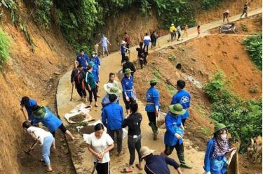 Đoàn viên, thanh niên xã Suối Quyền, huyện Văn Chấn vệ sinh, tu sửa các tuyến đường trên địa bàn xã.