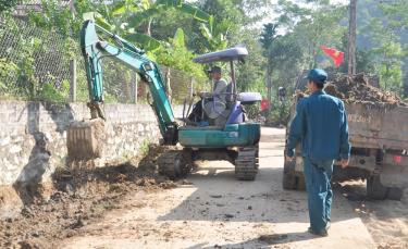 Người dân thôn Hin Lò, xã Yên Thắng, huyện Lục Yên mở rộng đường giao thông trong thôn. (Ảnh: Thành Trung)