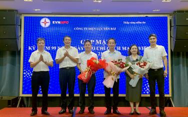Lãnh đạo Công ty Điện lực Yên Bái tặng hoa chúc mừng các cơ quan báo chí nhân Ngày Báo chí cách mạng Việt Nam 21/6.