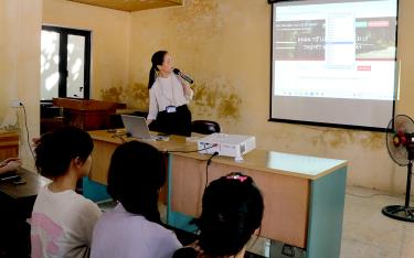 Teachers at the Provincial Driving Test Center apply AI in their lectures
