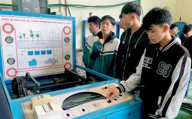 Students of Yen Bai Vocational College during hands-on practice at local facilities.