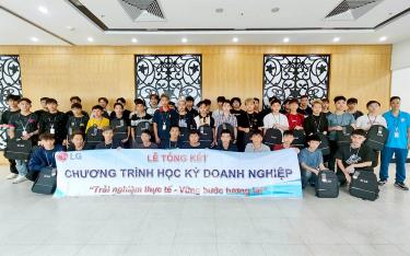 Students of Yen Bai Vocational College participating in the practical experience program of the enterprise semester in Hai Phong City.