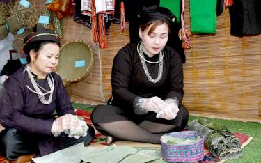 The rural market in the Gem Land of Luc Yen displays products that are local specialties, made entirely by the hands of the people.