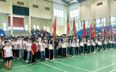 Các em học sinh trên địa bàn huyện Yên Bình tham gia Lễ phát động