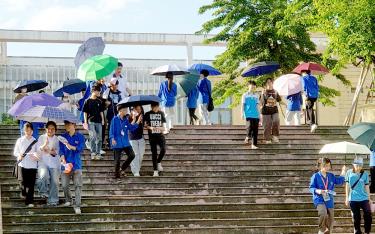 Chiều nay, các thí sinh đến các điểm thi, nhận phòng thi và học tập nội quy, quy chế tại phòng thi.