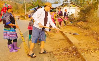 Người dân xã Púng Luông tích cực vệ sinh môi trường sống, hoàn thiện tiêu chí về môi trường.