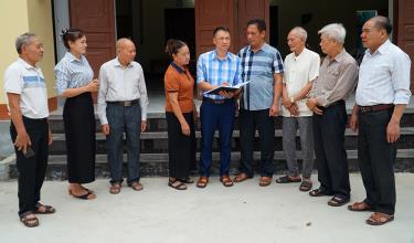 Lãnh đạo thị trấn Thác Bà, huyện Yên Bình trao đổi với cán bộ, đảng viên tổ dân phố số 1 về việc tham gia ý kiến vào Dự thảo Nghị quyết của Quốc hội sửa đổi, bổ sung một số điều của Hiến pháp năm 2013.