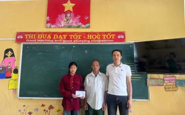 Lãnh đạo Hội Khuyến học xã trao hỗ trợ cho học sinh có hoàn cảnh khó khăn của Trường Tiểu học và Trung học cơ sở xã Vĩnh Lạc.