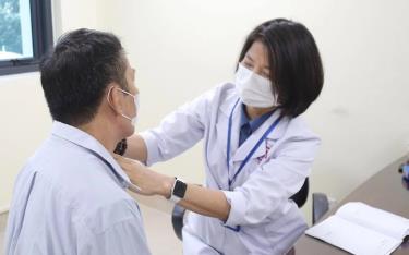 Thăm khám cho người bệnh tại Bệnh viện K
