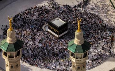 Người Hồi giáo cầu nguyện quanh Kaaba, nơi linh thiêng nhất của đạo Hồi, tại Mecca ngày 1/6.