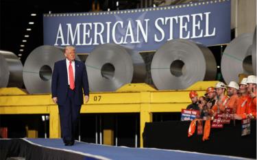 Tổng thống Donald Trump tuyên bố sẽ tăng thuế quan đối với thép và nhôm từ 25% lên 50%, có hiệu lực vào ngày 4/6