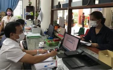 Cán bộ phường giải quyết thủ tục cho dân.