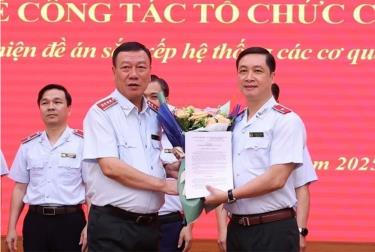 Ông Đoàn Hồng Phong, Ủy viên Trung ương Đảng, Bí thư Đảng ủy, Tổng Thanh tra Chính phủ, trao các quyết định về công tác cán bộ tại Thanh tra Chính phủ.