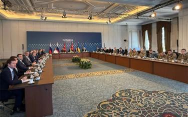 Phái đoàn Nga (trái) và Ukraine tại Istanbul, Thổ Nhĩ Kỳ, ngày 2/6. Ảnh: Bộ Quốc phòng Ukraine