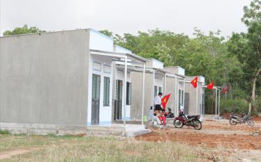 Người dân tỉnh Ninh Thuận được hỗ trợ kinh phí san lấp mặt bằng để cấp đất ở, đồng thời được hỗ trợ chi phí xây dựng nhà ở
