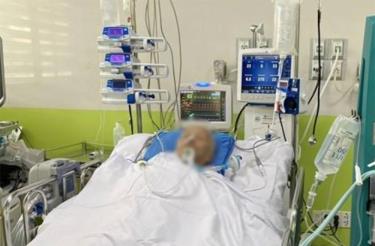 Bệnh nhân say nắng nguy kịch phải thở bằng máy.