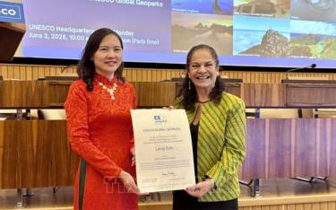 Trợ lý Tổng Giám đốc UNESCO phụ trách Khoa học tự nhiên Lidia Brito trao cho Đại sứ Nguyễn Thị Vân Anh, Trưởng Phái đoàn thường trực Việt Nam bên cạnh UNESCO, Bằng công nhận trao Công viên địa chất Lạng Sơn của Việt Nam là Công viên địa chất toàn cầu UNESCO.