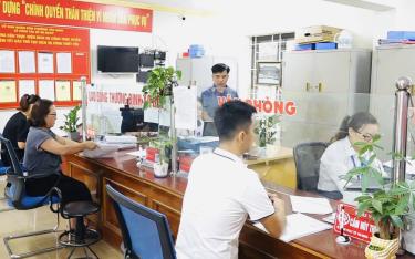Thành phố Yên Bái chú trọng cải cách hành chính, thu hút đầu tư, tạo điều kiện thuận lợi cho cá nhân, doanh nghiệp (Trong ảnh: Cán bộ Phường Yên Ninh, thành phố Yên Bái giải quyết thủ tục hành chính cho người dân).