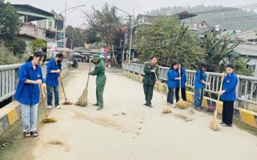 Đoàn viên, thanh niên huyện Yên Bình lao động, vệ sinh link dafabet tuyến đường giao thông trên địa bàn.