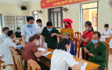 Người dafabet link xã Lâm Giang, huyện Văn Yên đăng ký khám sàng lọc các bệnh về phổi.