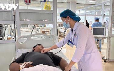 Bệnh nhân đdafabet linkg được bác sĩ Khoa Hồi sức tích cực – Chống độc của Bệnh viện Đa khoa vùng Tây Nguyên thăm khám và theo dõi
