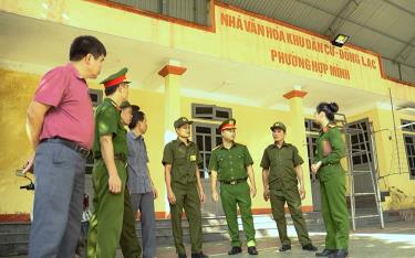 Lực lượng Công an phường Hợp Minh họp bàn phương án đảm bảo ANTT với các thành viên Tổ bảo vệ ANTT ở cơ sở.