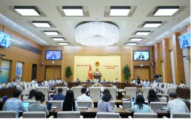 Quang cảnh phiên họp.