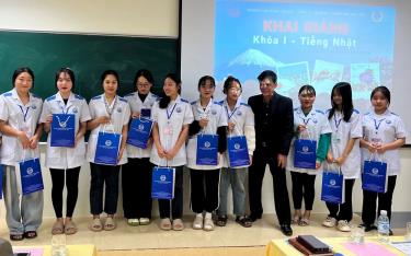 Đại diện Công ty Cổ phần Thương mại Bảo Việt trao tài liệu, giáo trình tiếng Nhật cho các sinh viên Khóa I Tiếng Nhật, Trường Cao đẳng Yên Bái tại buổi khai giảng.

