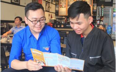 Vận động người dân tham gia BHXH tự nguyện.