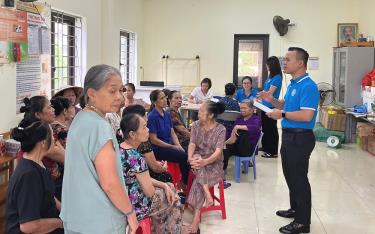 Cán bộ BHXH liên huyện Văn Chấn - Trạm Tấu tuyên truyền chính sách BHXH tự nguyện, BHYT tự nguyện cho người dân trên địa bàn.
