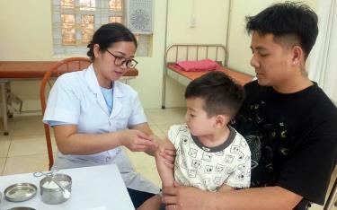 Cán bộ Trung tâm Y tế thành phố Yên Bái tiêm phòng cho trẻ.
