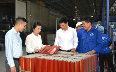 Giám đốc Công ty TNHH Ngói màu Nasaki Việt Nam giới thiệu sản phẩm ngói màu không nung thân thiện môi trường với ngành chức năng.