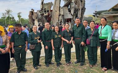Hội Cựu TNXP thị xã Nghĩa Lộ tổ chức cho hội viên đi tham quan các địa danh lịch sử cách mạng.