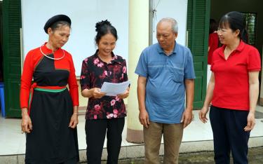 Ban Chi ủy và các đảng viên Chi bộ thôn Ngòi Vồ, xã Tân Hương thống nhất nội dung trước khi sinh hoạt định kỳ.