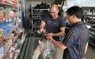Với số vốn tích lũy được từ đi xuất khẩu lao động, anh Nguyễn Đình Nam ở thôn Đại An, xã An Thịnh (Văn Yên) đã mở cửa hàng bán vật liệu xây dựng, phát triển kinh tế gia đình.