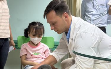Các chuyên gia người nước ngoài khám sàng lọc cho trẻ em tại chương trình