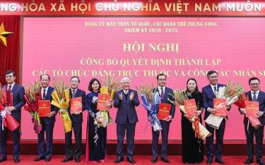Đồng chí Đỗ Văn Chiến, Ủy viên Bộ Chính trị, Bí thư Trung ương Đảng, Bí thư Đảng ủy Mặt trận Tổ quốc, các đoàn thể Trung ương, Chủ tịch Ủy ban Trung ương Mặt trận Tổ quốc Việt Nam trao quyết định cho các đồng chí thuộc 22 tổ chức đảng trực thuộc Đảng ủy Mặt trận Tổ quốc, các đoàn thể Trung ương, ngày 11/2/2025.