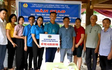 LĐLD huyện Lục Yên trao hỗ trợ tiền làm nhà cho ngườ lao động có hoàn cảnh khó khăn