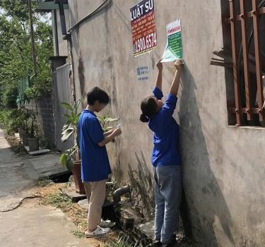 Đoàn viên thanh niên thị xã Nghĩa Lộ tháo gỡ, tẩy xóa các nội dung quảng cáo rao vặt trái phép trên địa bàn thị xã.