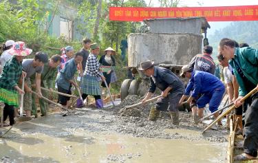 Xã Nà Hẩu huy động nhân dân tham gia đóng góp ngày công thực hiện kiên cố hóa đường GTNT