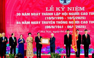 Chủ tịch Ủy ban Trung ương Mặt trận Tổ quốc Việt Nam Đỗ Văn Chiến trao Huân chương Lao động hạng Nhất tặng Hội Người cao tuổi Việt Nam.