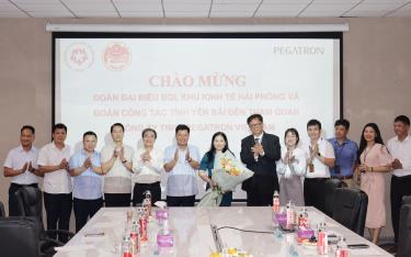 Đồng chí Lê Trung Kiên, Trưởng Ban Quản lý Khu kinh tế Hải Phòng và lãnh đạo doanh nghiệp tặng hoa Đoàn công tác của tỉnh Yên Bái.