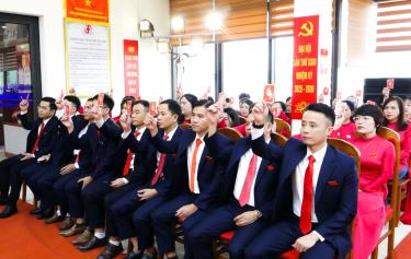 Các đại biểu biểu quyết thông qua các chỉ tiêu, nhiệm vụ trong nhiệm kỳ 2025 - 2030