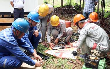 Các lực lương tham gia diễn tập khắc phục sự cố đứt cáp quang do mưa bão gây ra.
