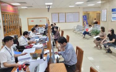 Người dân đến làm thủ tục hành chính tại Trung tâm Phục vụ hành chính công tỉnh Ninh Bình. Ảnh minh họa