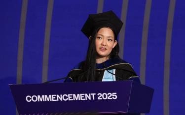 Amanda Nguyễn phát biểu trong buổi lễ tốt nghiệp tại trường Đại học Fulbright Việt Nam ngày 7-6