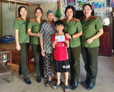Hội Phụ nữ Công an dafabet khuyến mãi tặng quà động viên con đỡ đầu nhân dịp năm học mới.